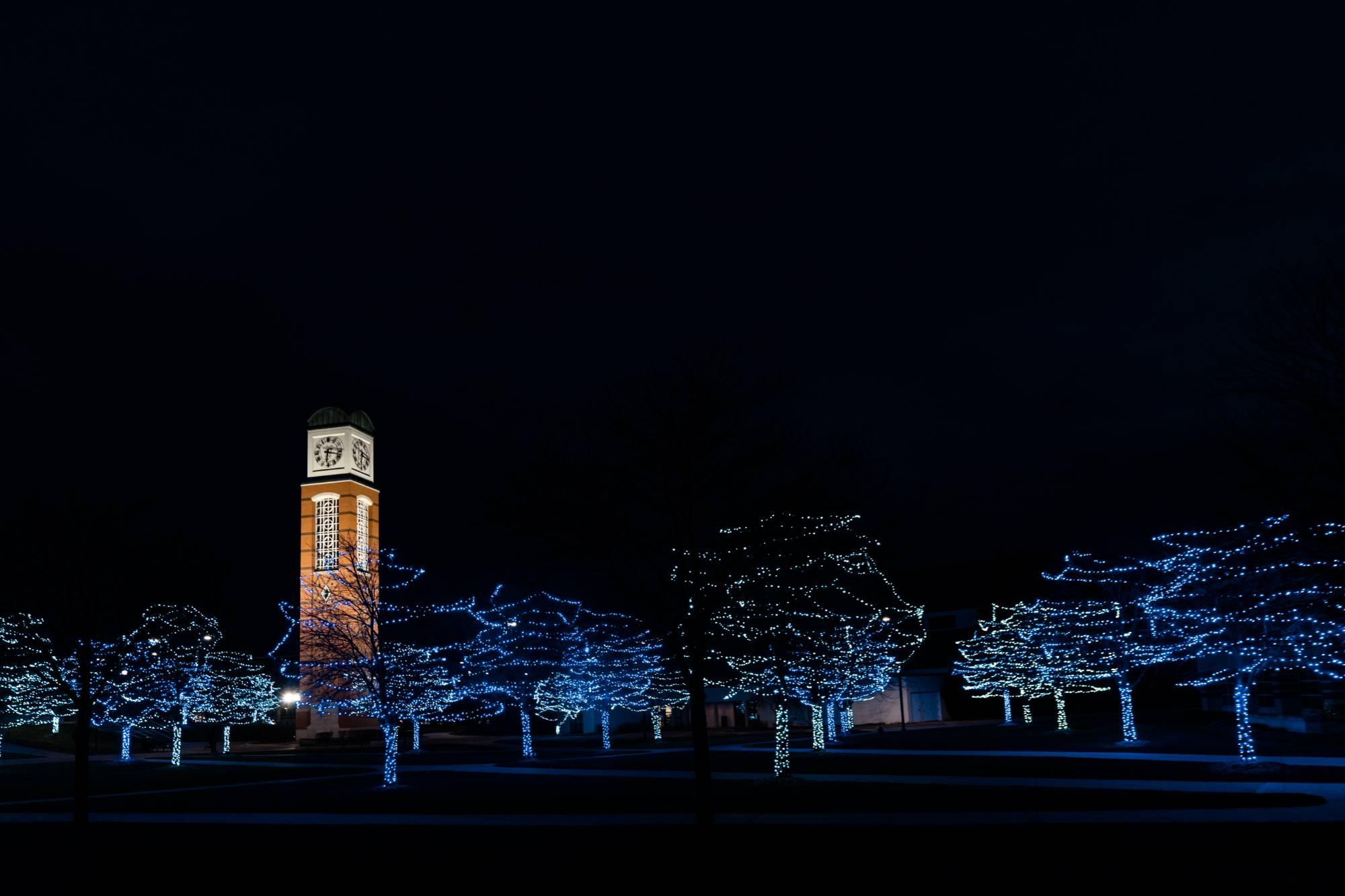 GVSU Allendale校区的Cook Carillon塔楼，夜晚灯火通明